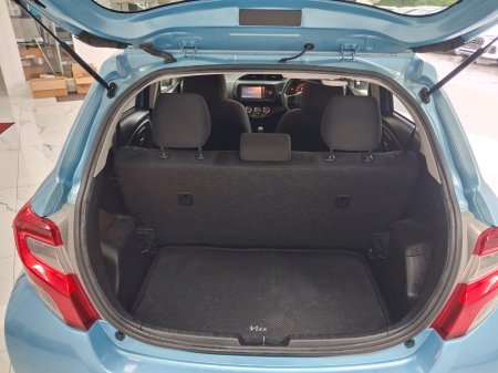 2016 Toyota Vitz - photo 10