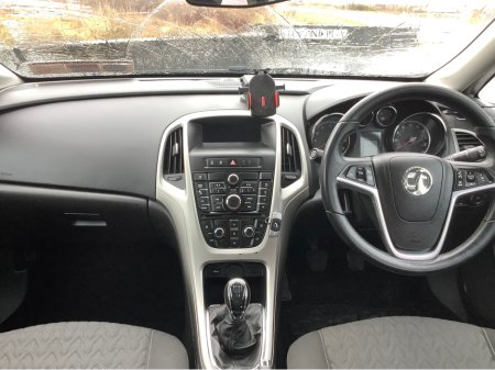 2014 Vauxhall Astra - thumbnail 3