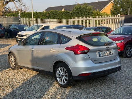2016 Ford Focus - thumbnail 2