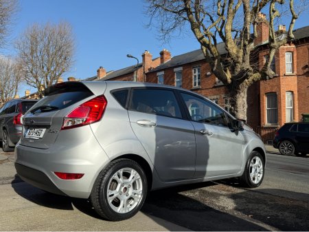 2016 Ford Fiesta - thumbnail 5