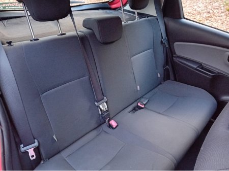 2015 Toyota Yaris - thumbnail 11