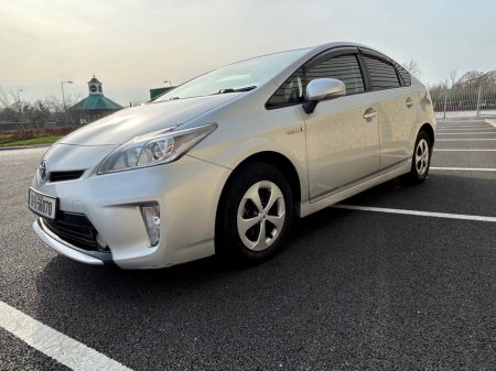 2016 Toyota Prius - thumbnail 2