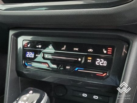 2023 Volkswagen Tiguan Tiguan R-Line Tsi Phev €38,950 thumbnail