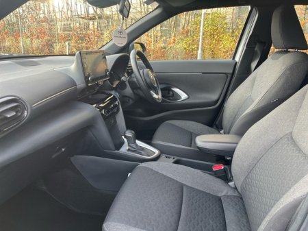 2024 Toyota Yaris Cross YARIS CROSS LUNA SPORT €30,950 thumbnail