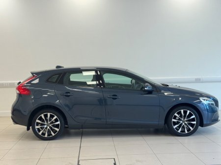 2019 Volvo V40 D3 (150hp) Momentum Edition €19,750