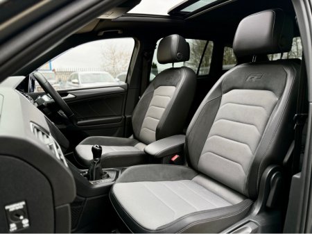 2019 Volkswagen Tiguan R-LINE 2.0 TDI MANUAL 6SPEED FWD 150HP 5DR €29,950 thumbnail