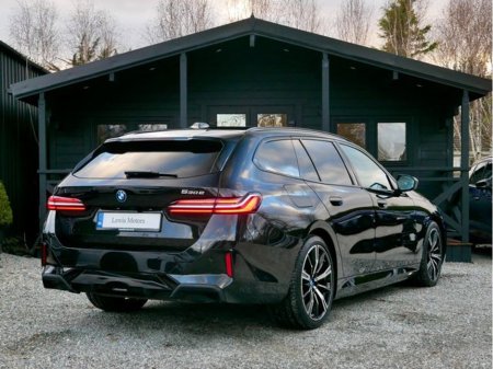 2025 BMW 5 Series - thumbnail 6