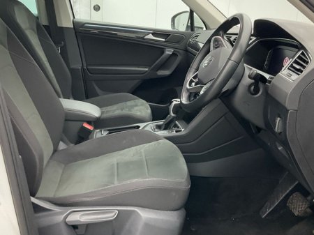 2023 Volkswagen Tiguan ELEGANCE 1.4 HYBRID * TOP SPEC * // OPENING PAN ROOF // HEATED SEATS // APPLE CARPLAY/ANDROID AUTO €29,750 thumbnail