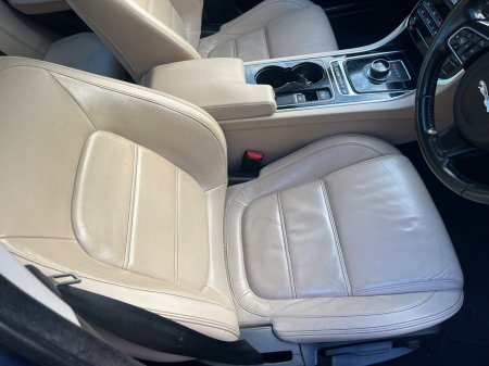 2017 Jaguar XE - thumbnail 14