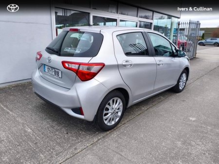 2017 Toyota Yaris - thumbnail 2