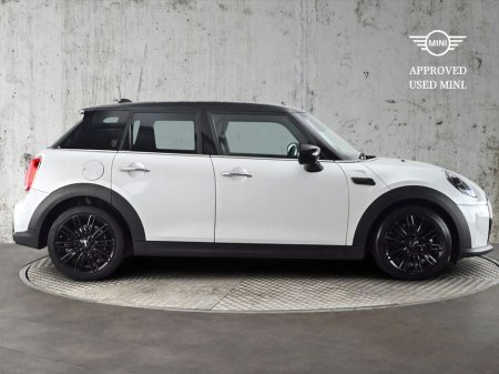 2024 MINI Hatch 5-Door Cooper Exclusive €35,900 thumbnail