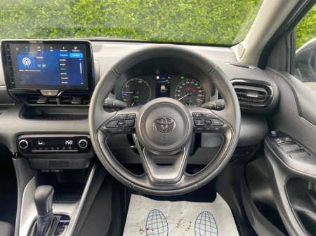 2025 Toyota Yaris - thumbnail 9