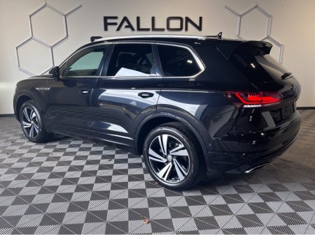 2018 Volkswagen Touareg - view 3