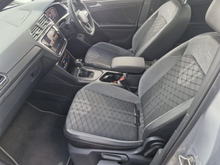 2022 Volkswagen Tiguan R-LINE 2.0 TDI D7F 150HP 5DR AU €41,950 thumbnail