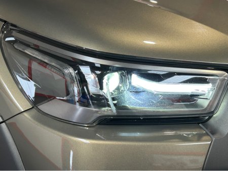 2022 Toyota Hilux INVINCIBLE X D-4D 4WD INVINCIBLE DCB €42,500 thumbnail