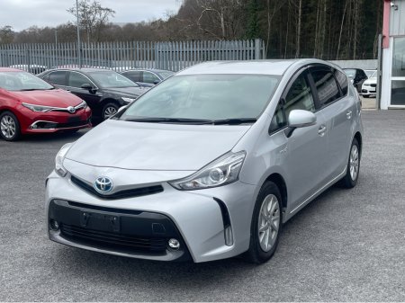 2015 Toyota Prius Alpha - view 3