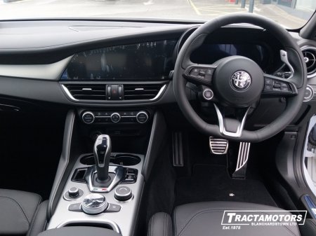 2026 Alfa Romeo Giulia VELOCE PETROL WITH HARMON KARDON AND LEATHER DASH PACK €72,999