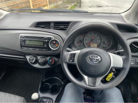 2012 Toyota Yaris - thumbnail 9