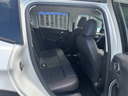 2018 Peugeot 2008 - thumbnail 10