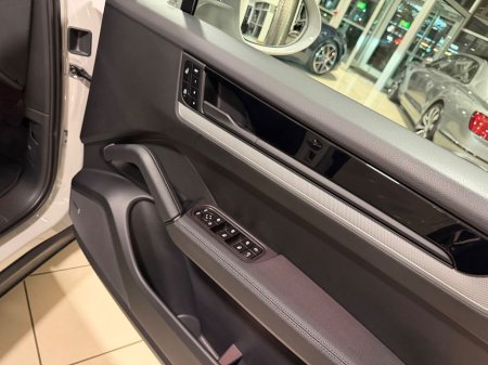 2025 Porsche Cayenne 3.0 V6 E-HYBRID=LOW MILES//HUGE SPEC//AS NEW=2 YEAR WARRANTY=TAILORED FINANCE PACKAGES AVAILABLE=TRADE IN'S WELCOME €114,995 thumbnail