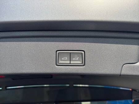 2025 Volkswagen Touareg 3.0 TSI PHEV 462HP R €115,975 thumbnail