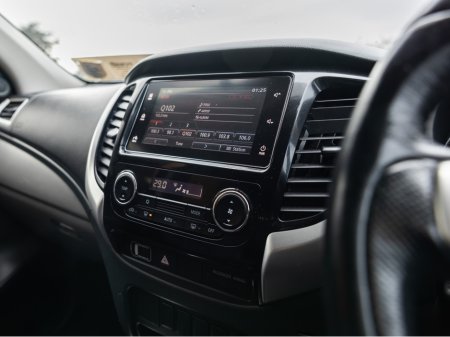 2019 Mitsubishi L200 SUPERCHARGER 17MY INTENSE 6MT CREWC 2.5 DID CR 4WORK CREWCAB 4DR €19,500 thumbnail