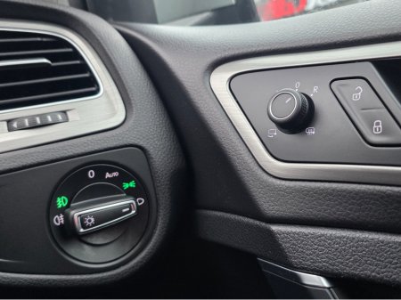 2017 Volkswagen Golf 1.2 TSI CARPLAY - ANDROID AUTO -  LANE ASSIST - PRIVACY GLASS  - REV CAMERA - LOW TAX BAND €15,950 thumbnail