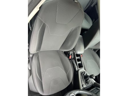 2016 Ford Focus - thumbnail 16