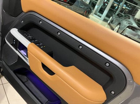 2023 Land Rover Defender - thumbnail 33