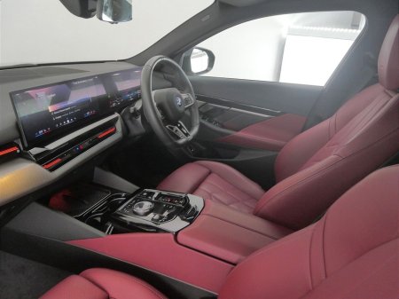 2025 BMW 5 Series - thumbnail 6