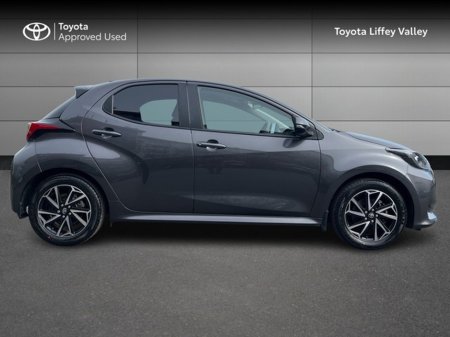 2023 Toyota Yaris - view 3