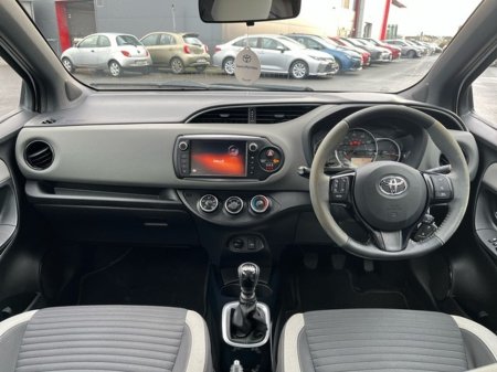 2017 Toyota Yaris 1.33 VVT-I DESIGN 99BHP 5 5DR €12,450 thumbnail