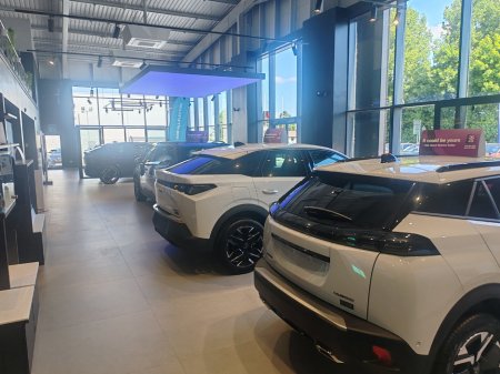 2025 Peugeot 5008 BEV 73kwh 210hp Allure €49,995