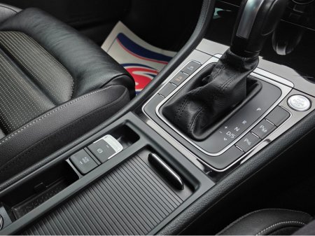 2019 Volkswagen Golf ( 192 REG ) HIGHLINE FULL LEATHER SEATS HEATED ELECTRIC SEATS SAT NAV PACK - VIRTUAL CLOCKS -REVERSE CAMERA - NAVIGATION - CARPLAY - ANDROID AUTO- BLIND SPOT REAR TRAFFIC ASSIST - DISCOVER PRO €22,950 thumbnail