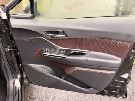 2017 Toyota C-HR  €19,000 thumbnail