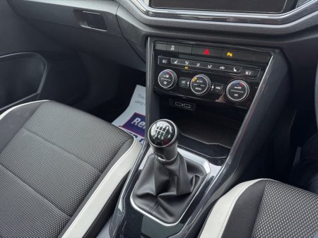 2018 Volkswagen T-Roc SPORT 1.5 TSI MANUAL GLASS ROOF €17,999 thumbnail