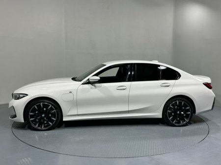 2025 BMW 3 Series - thumbnail 4