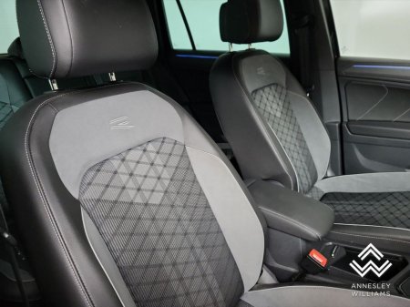 2023 Volkswagen Tiguan Tiguan R-Line Tsi Phev €38,950 thumbnail