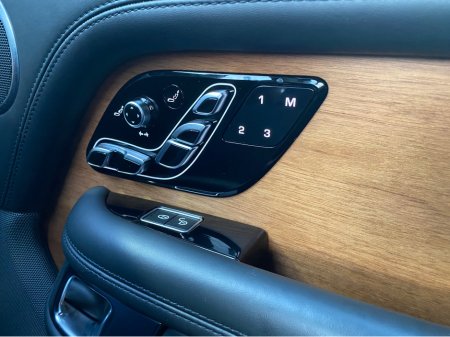 2020 Land Rover Range Rover RANGE ROVER P400e AUTOBIOGRAPHY €53,995 thumbnail