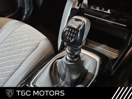 2025 Peugeot 2008 Allure Model Front + Rear Parking Sensors & Rear Camera, Bluetooth with Apple Carplay/Android Auto, Privacy Glass, Cruise Control €30,995 thumbnail