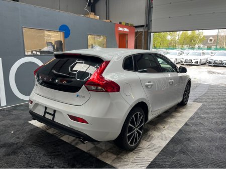 2017 Volvo V40 - view 2