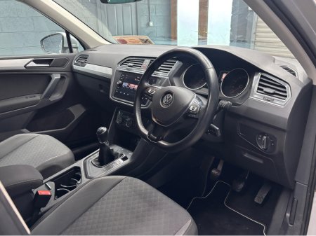 2020 Volkswagen Tiguan CL 2.0 TDI MANUAL 6SPEED FWD 150HP 5DR €24,950 thumbnail