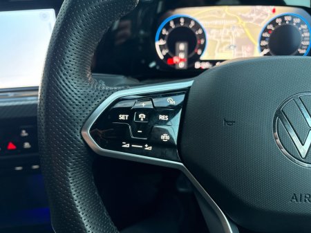 2023 Volkswagen Golf R-LINE 1.5 TSI MHEV 1 130HP €29,950 thumbnail