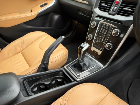 2019 Volvo V40 2.0D D3 MOMENTUM ED 5DR €13,950 thumbnail