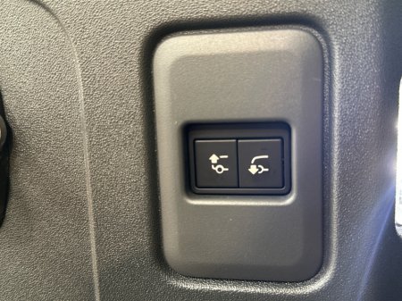 2025 Land Rover Defender - thumbnail 27