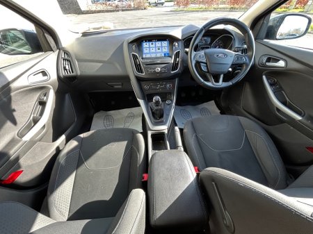 2017 Ford Focus - thumbnail 9