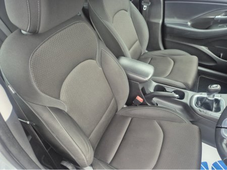 2017 Hyundai i30 SE NAV BLUE DRIVE 110 5DR 110PS €11,750 thumbnail