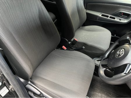 2018 Toyota Vitz - thumbnail 9