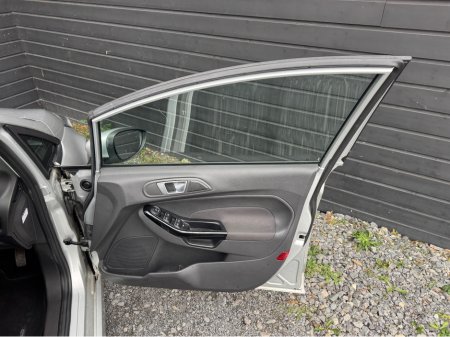 2014 Ford Fiesta - thumbnail 15