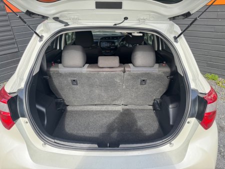 2018 Toyota Yaris - thumbnail 19